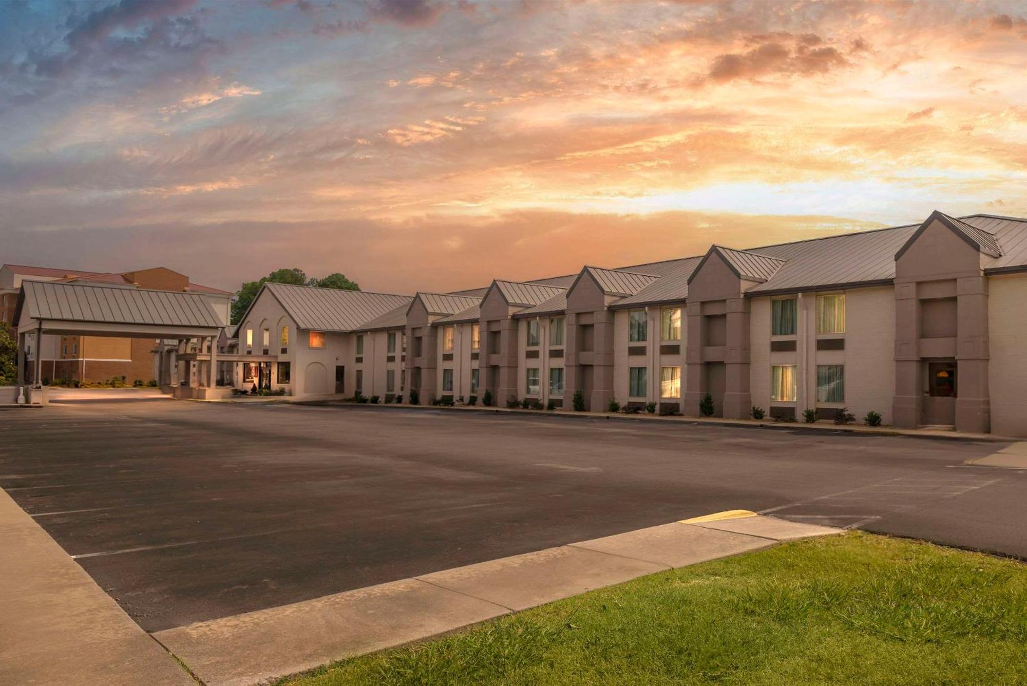 Comfort Inn Petersburg Near Fort Gregg-Adams Bagian luar foto